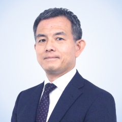 八代 智 氏
