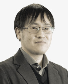 山下 俊英 氏